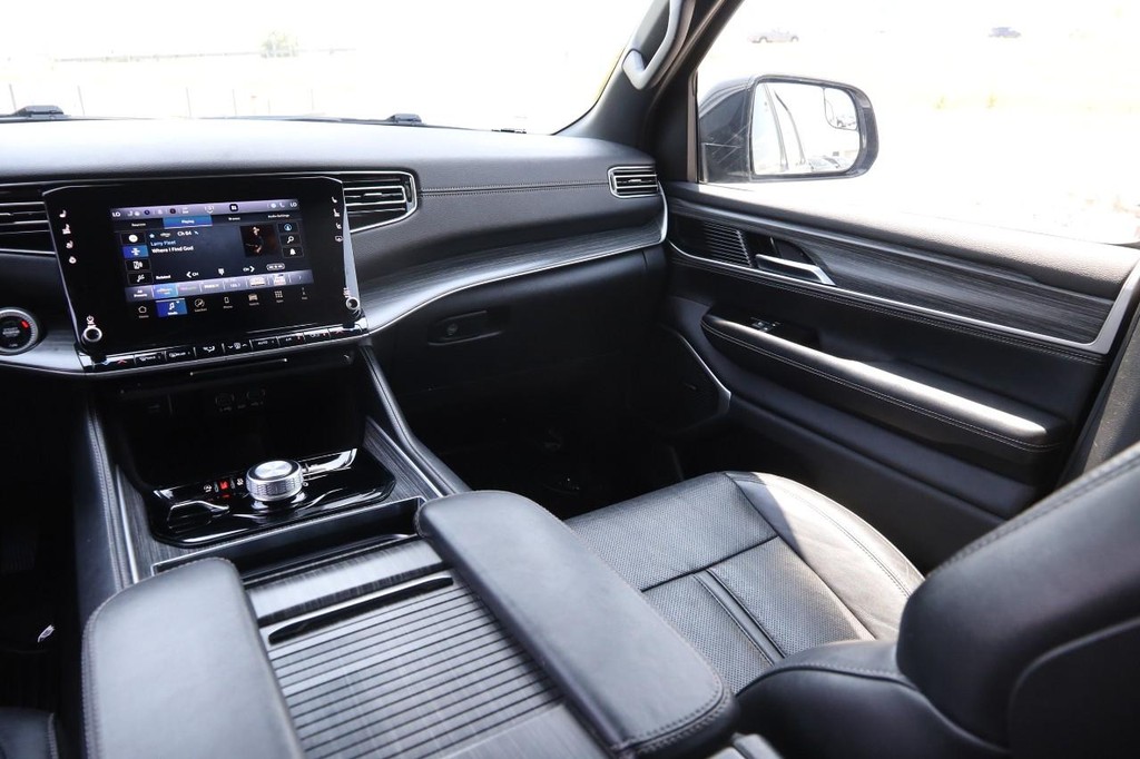 Jeep Wagoneer Vehicle Image 29