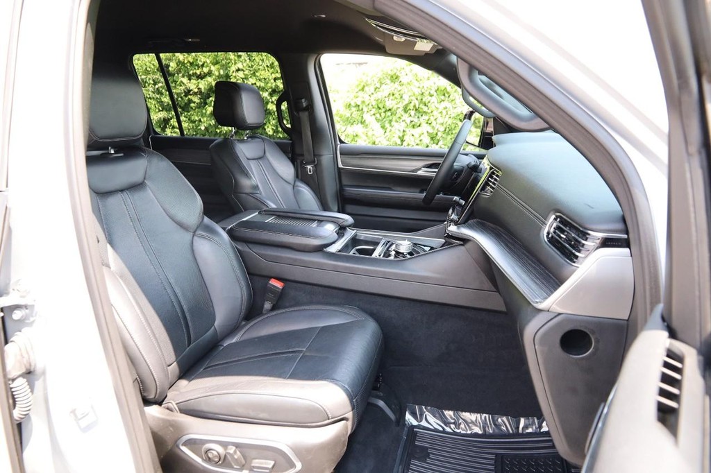 Jeep Wagoneer Vehicle Image 30