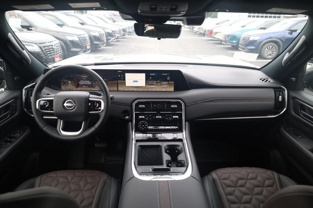 Nissan Armada Vehicle Full-screen Gallery Image 7