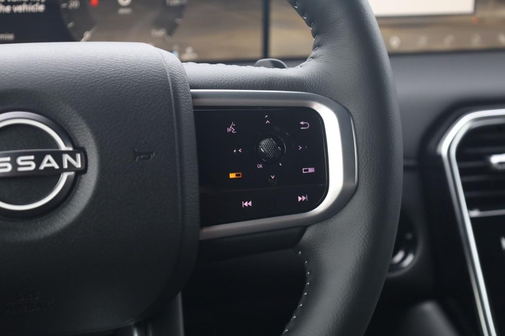 Nissan Armada Vehicle Full-screen Gallery Image 9