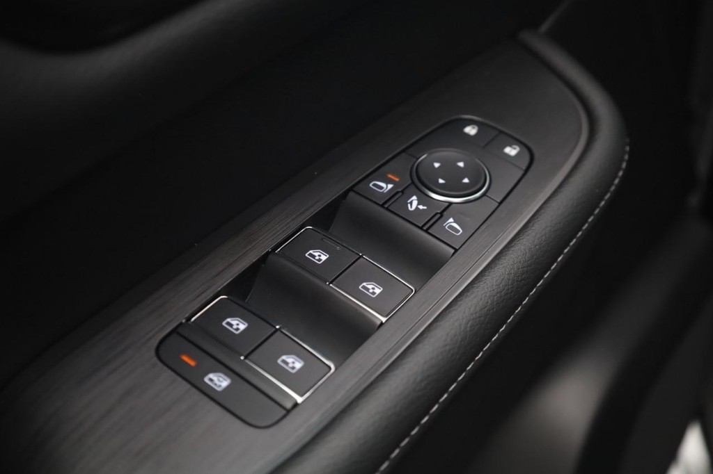 Nissan Armada Vehicle Full-screen Gallery Image 11