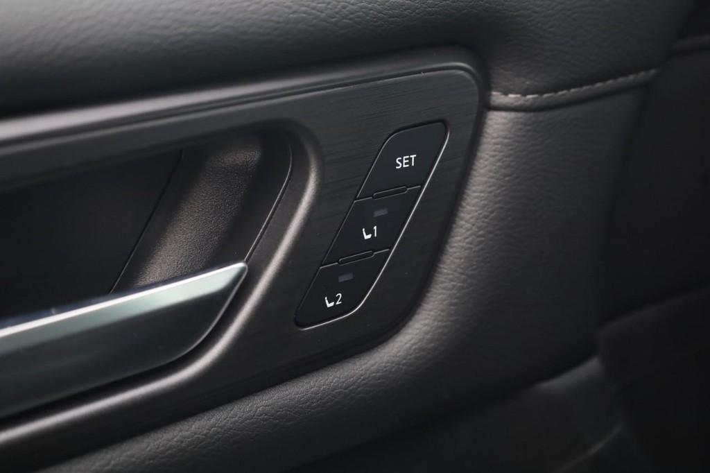 Nissan Armada Vehicle Full-screen Gallery Image 12