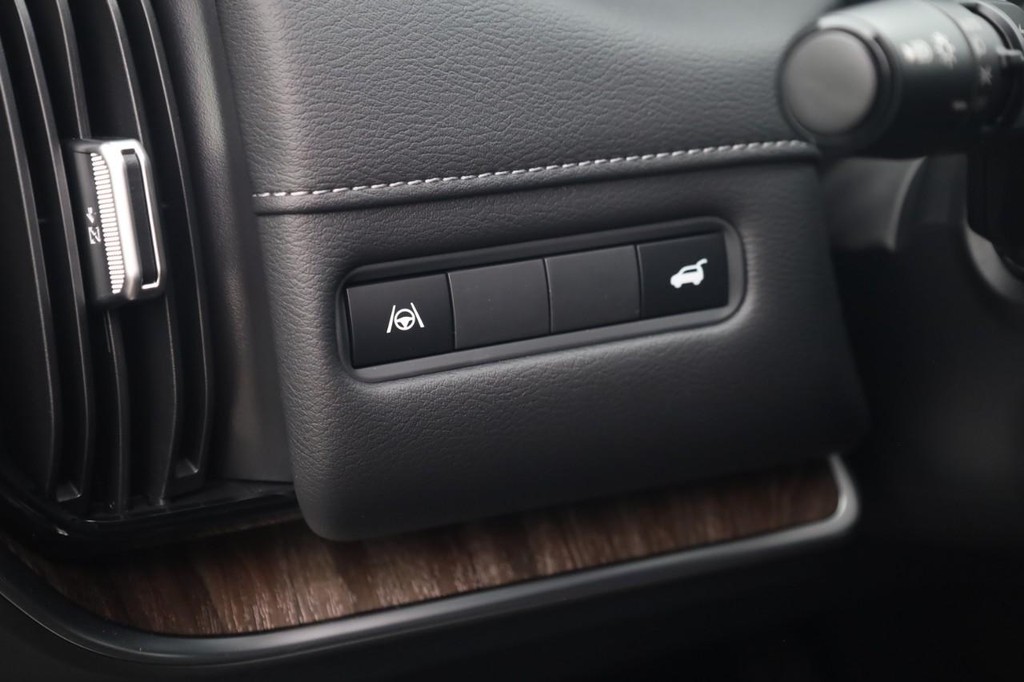 Nissan Armada Vehicle Full-screen Gallery Image 13