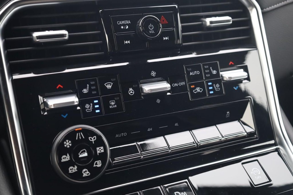 Nissan Armada Vehicle Full-screen Gallery Image 17