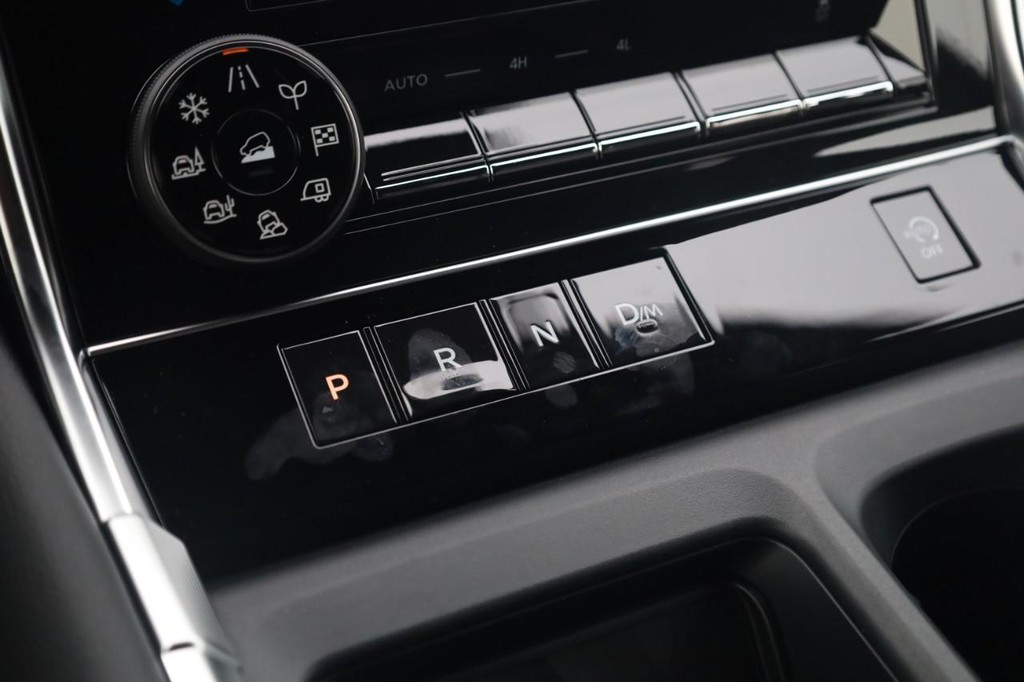 Nissan Armada Vehicle Full-screen Gallery Image 18