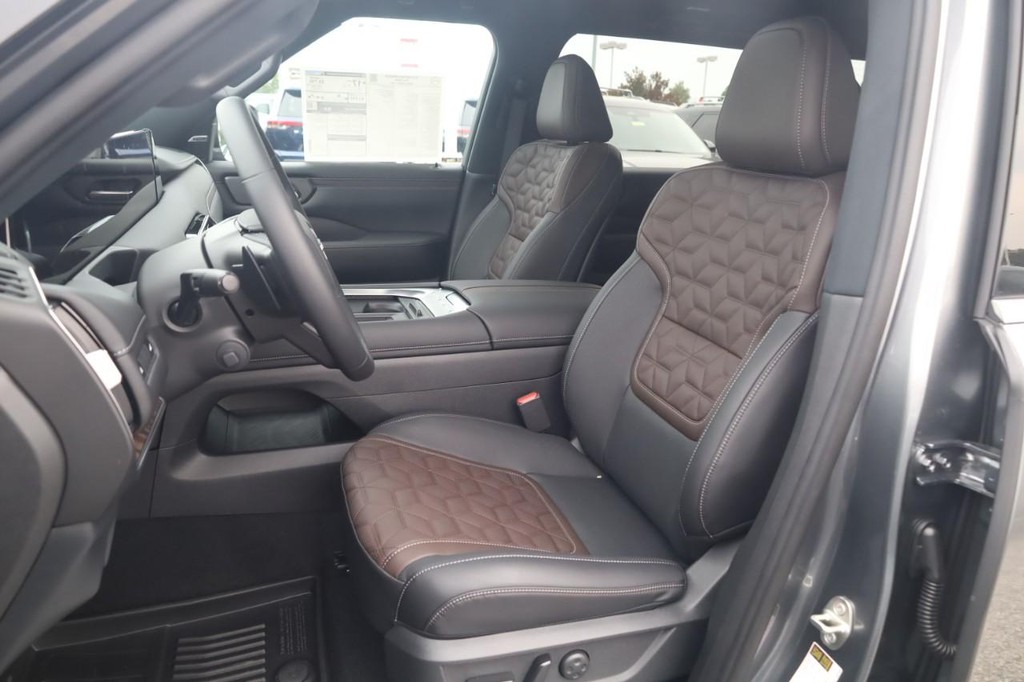 Nissan Armada Vehicle Full-screen Gallery Image 19