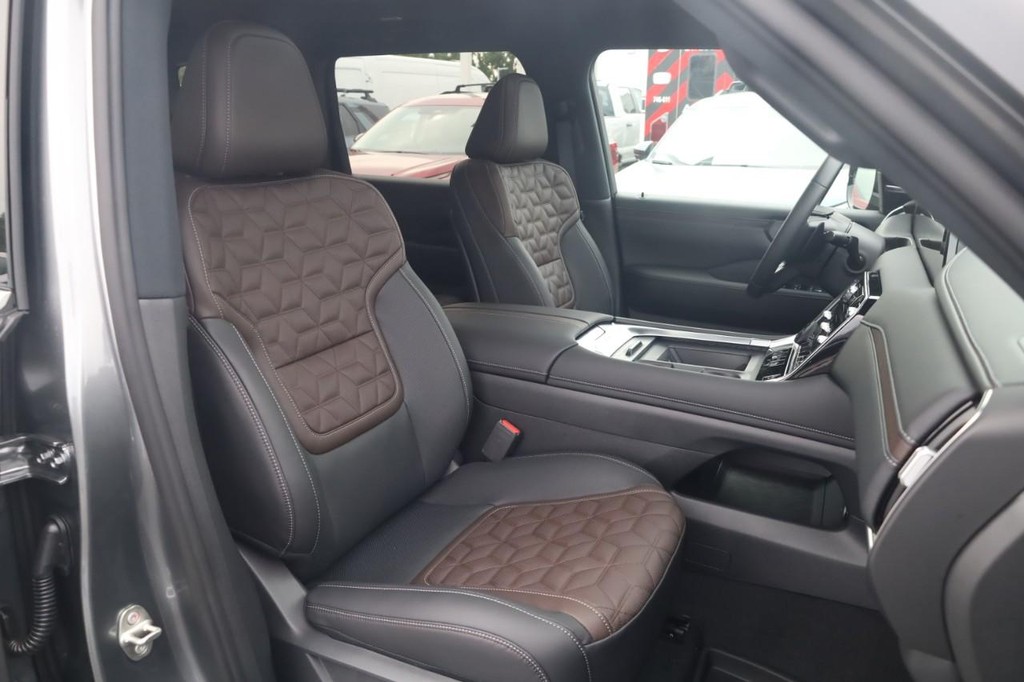 Nissan Armada Vehicle Full-screen Gallery Image 20