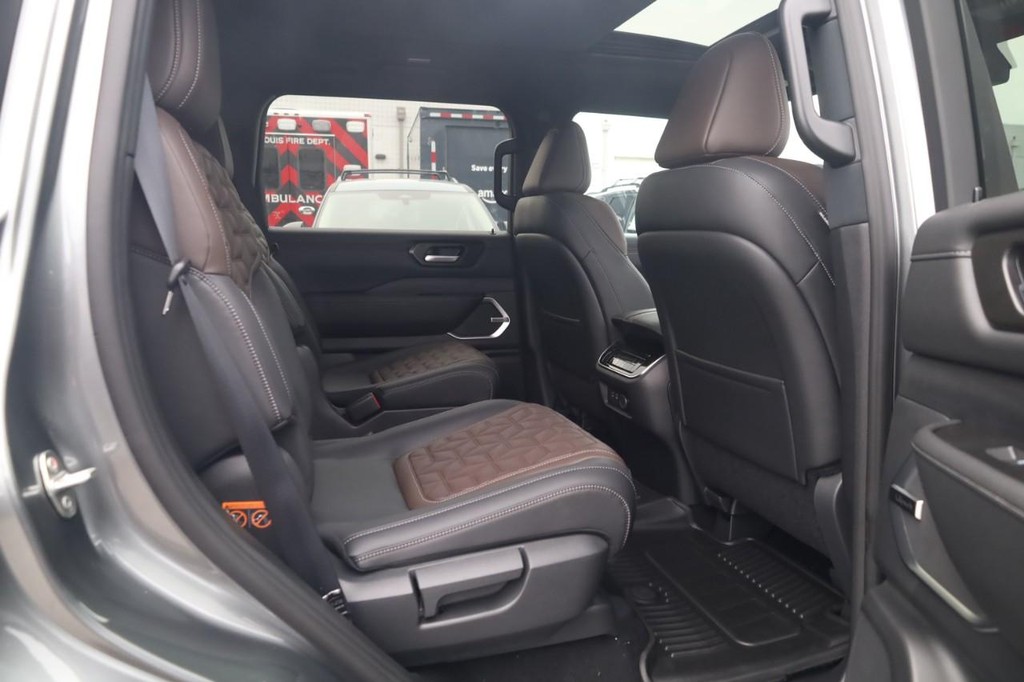 Nissan Armada Vehicle Full-screen Gallery Image 21