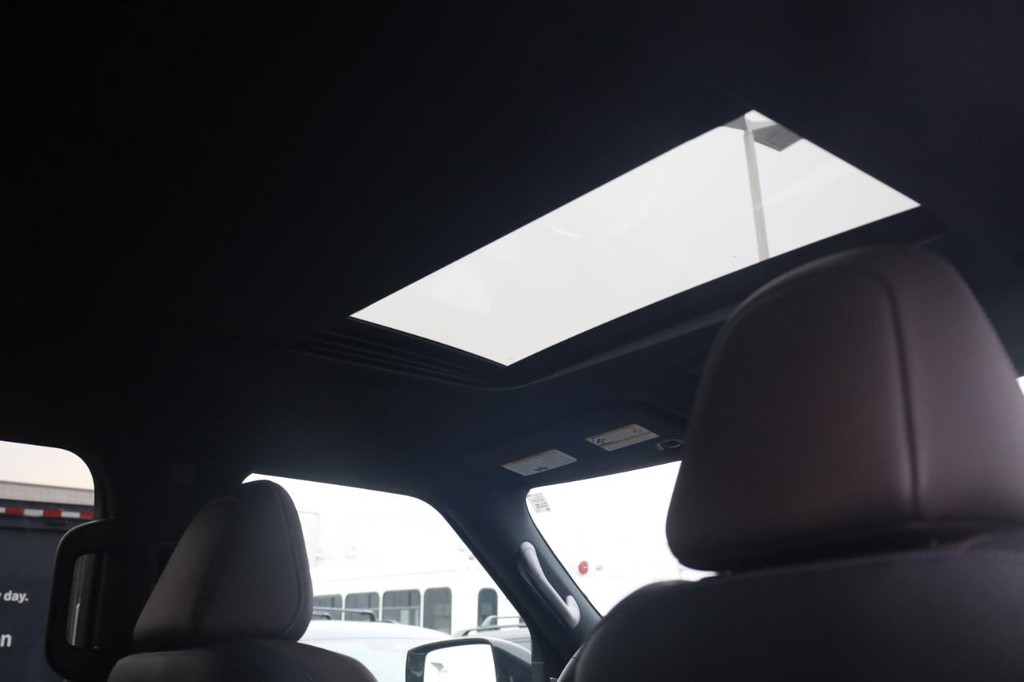 Nissan Armada Vehicle Full-screen Gallery Image 22