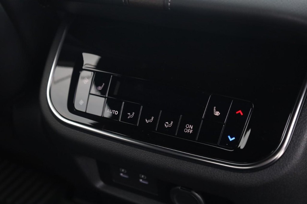 Nissan Armada Vehicle Full-screen Gallery Image 23