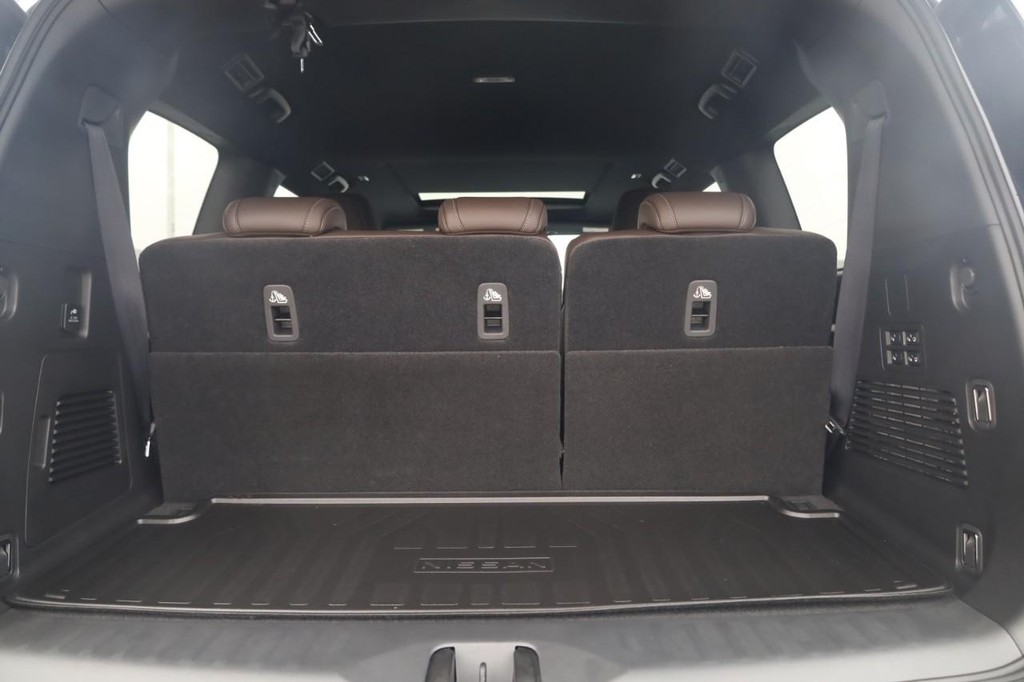 Nissan Armada Vehicle Full-screen Gallery Image 24
