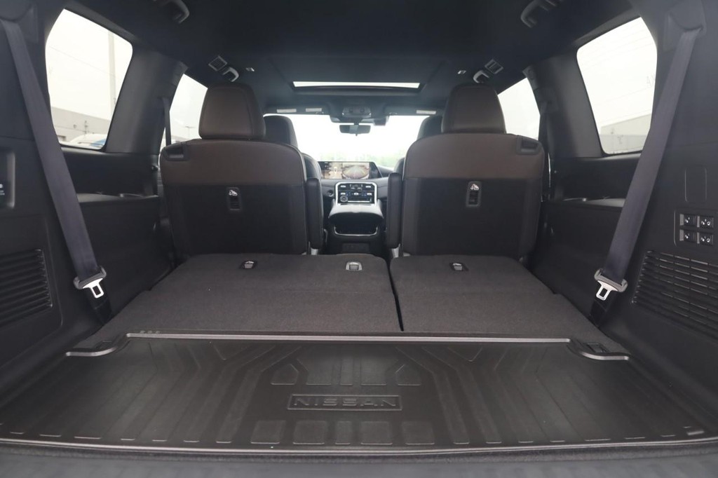 Nissan Armada Vehicle Full-screen Gallery Image 25