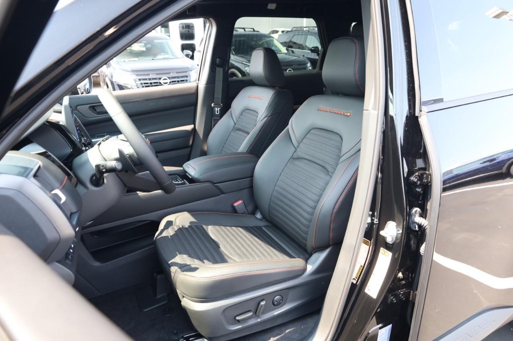 Nissan Pathfinder Vehicle Image 10