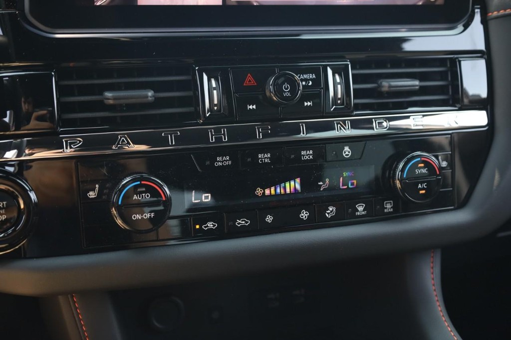 Nissan Pathfinder Vehicle Image 15