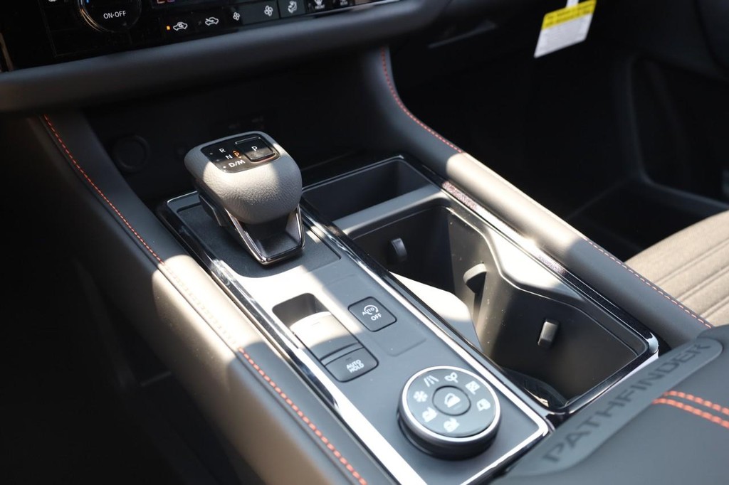 Nissan Pathfinder Vehicle Image 17