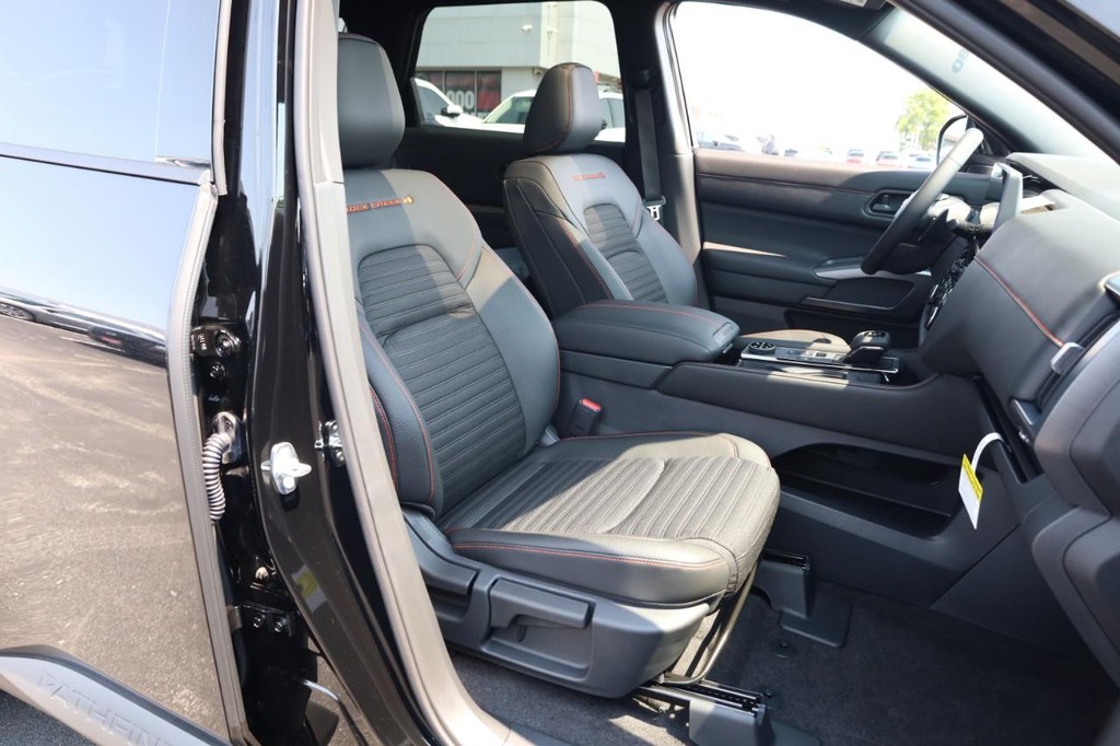 Nissan Pathfinder Vehicle Image 26
