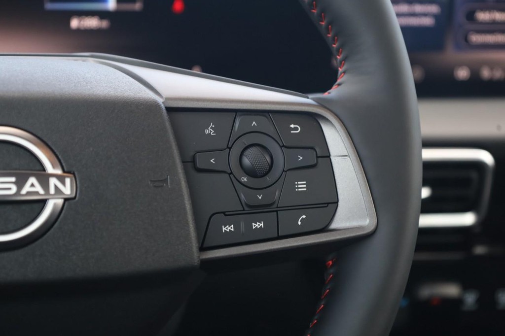 Nissan Sentra Vehicle Image 09