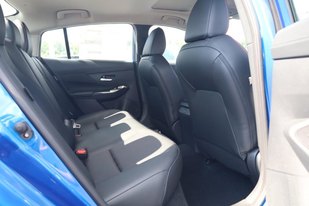 Nissan Sentra Vehicle Image 22