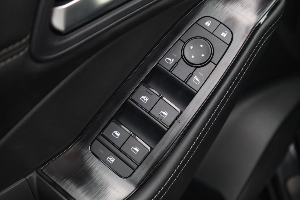 Nissan Rogue Vehicle Image 11