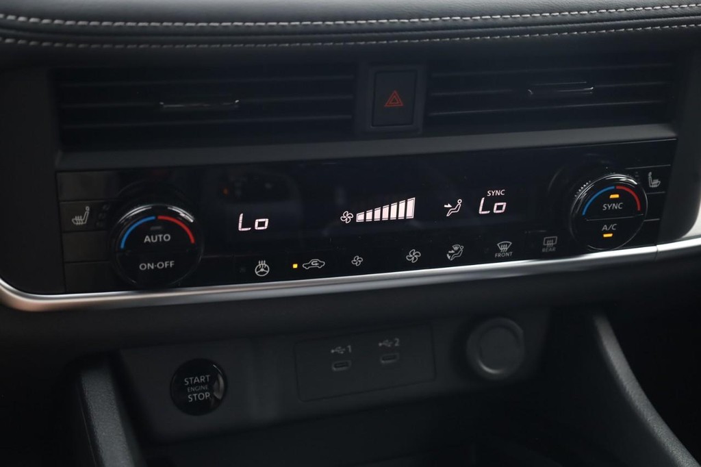 Nissan Rogue Vehicle Image 16