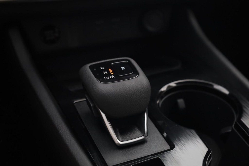 Nissan Rogue Vehicle Image 19