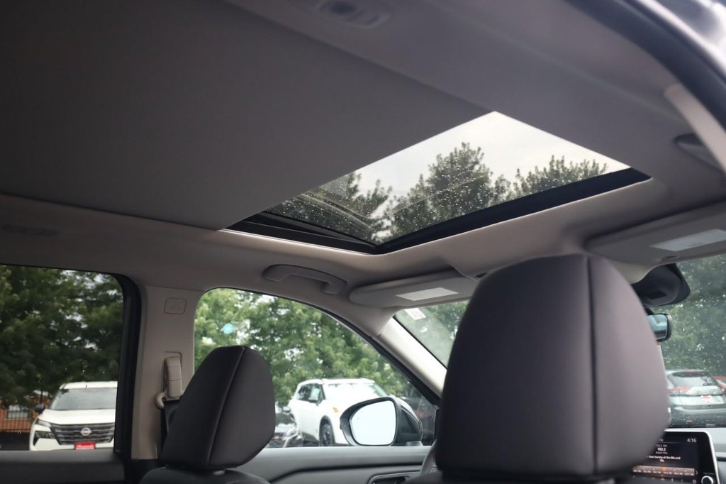Nissan Rogue Vehicle Image 23