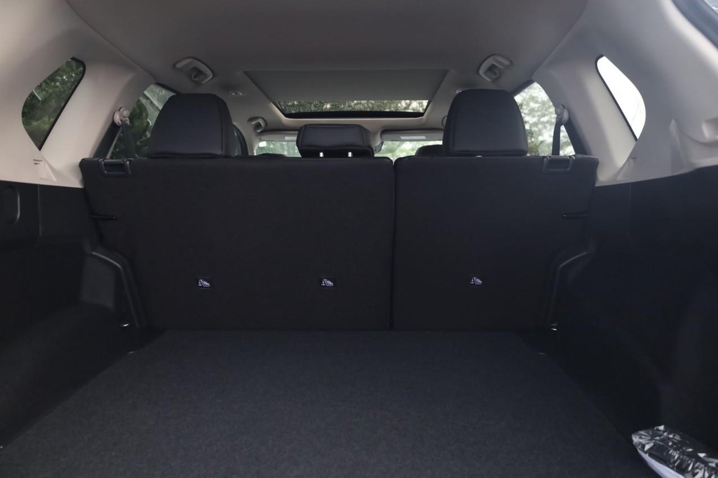 Nissan Rogue Vehicle Image 24