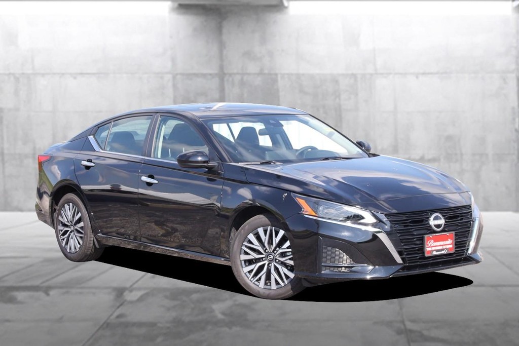 Nissan Altima Vehicle Image 02