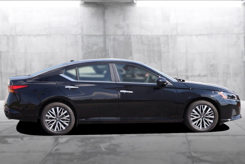 Nissan Altima Vehicle Image 05