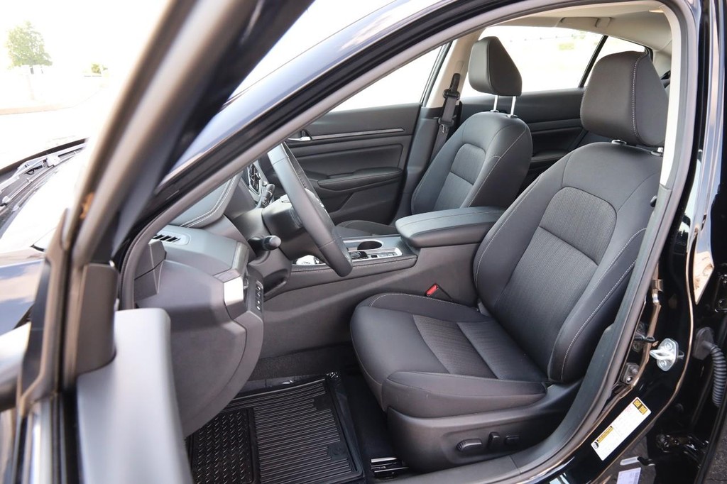 Nissan Altima Vehicle Image 09