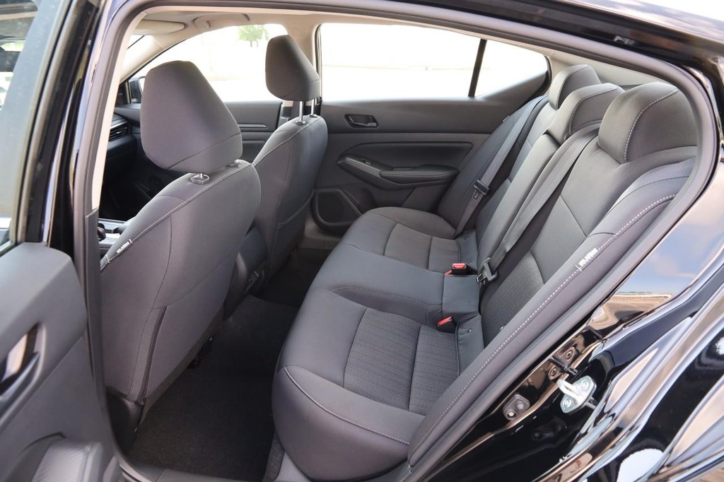 Nissan Altima Vehicle Image 10