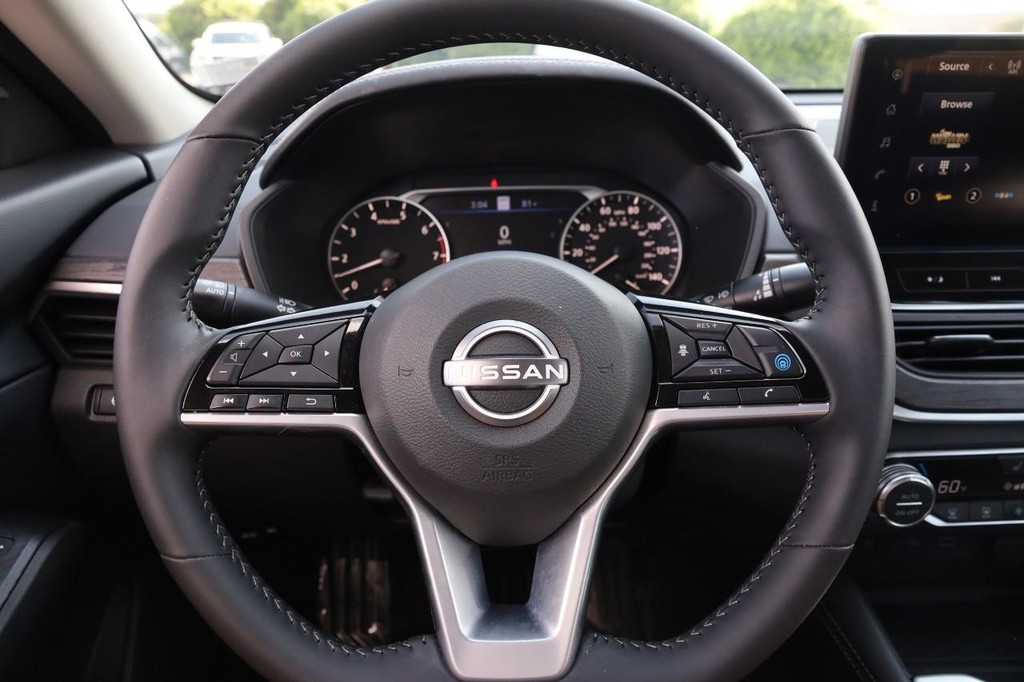 Nissan Altima Vehicle Image 11