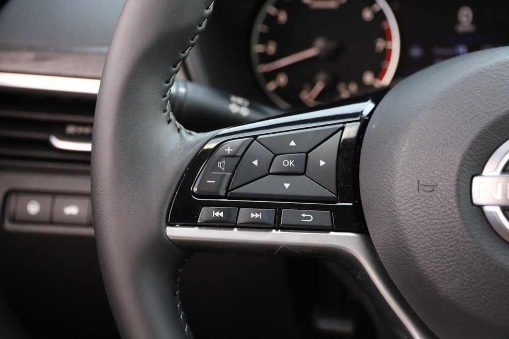 Nissan Altima Vehicle Image 12