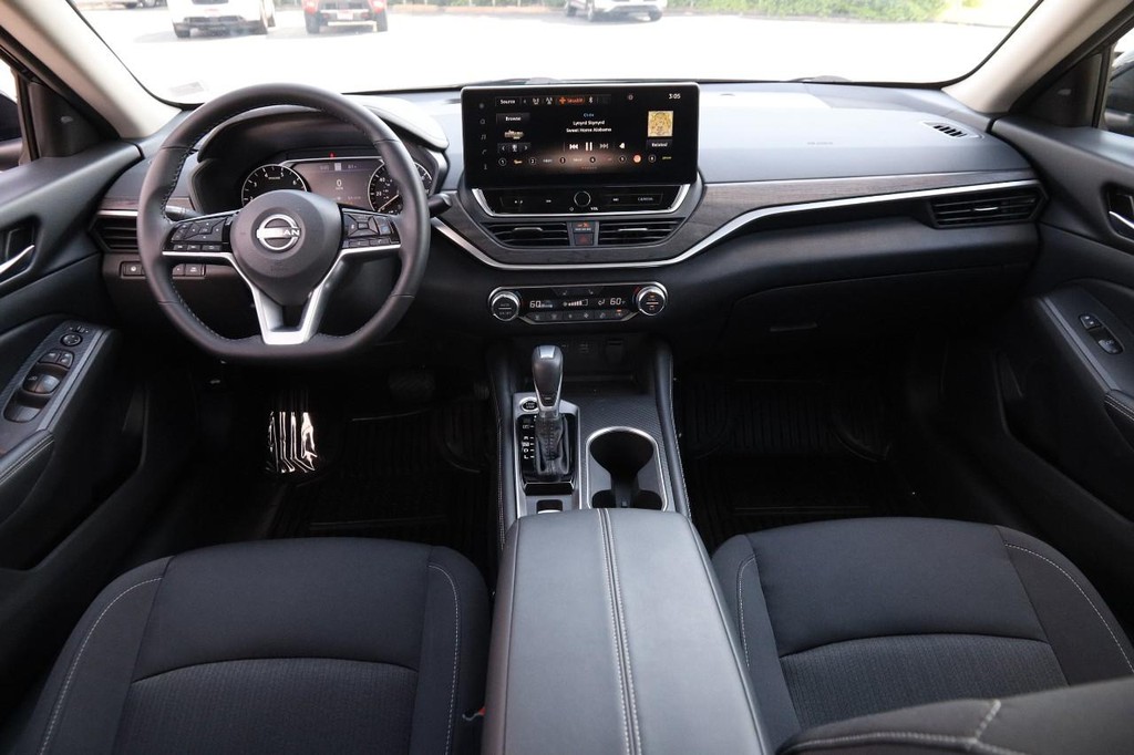 Nissan Altima Vehicle Image 22