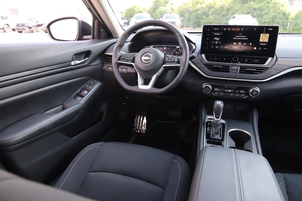 Nissan Altima Vehicle Image 23