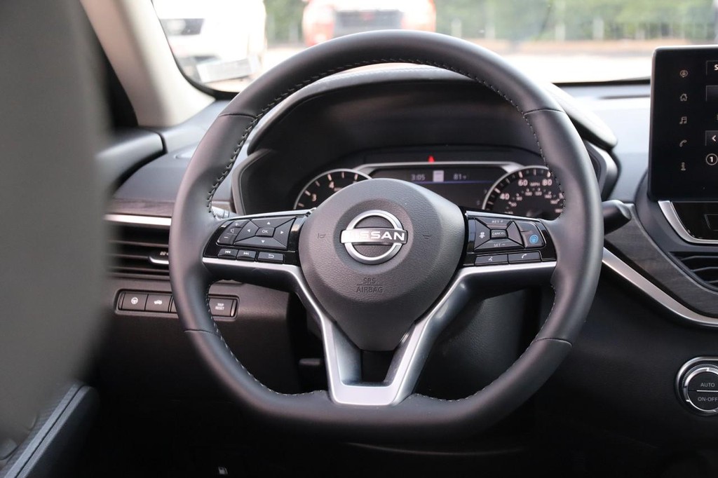 Nissan Altima Vehicle Image 24