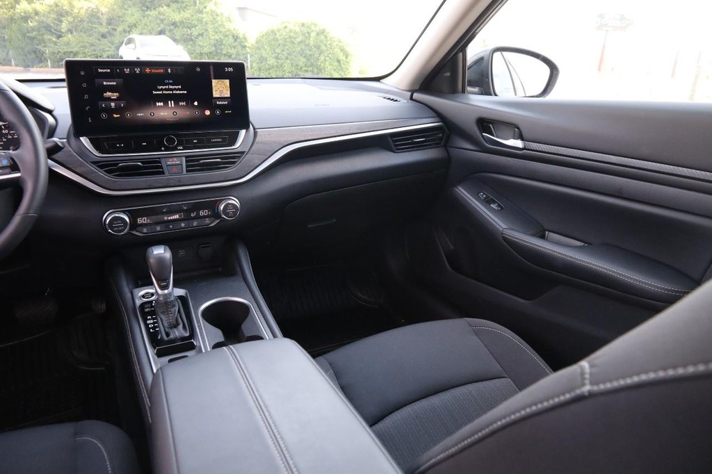 Nissan Altima Vehicle Image 26