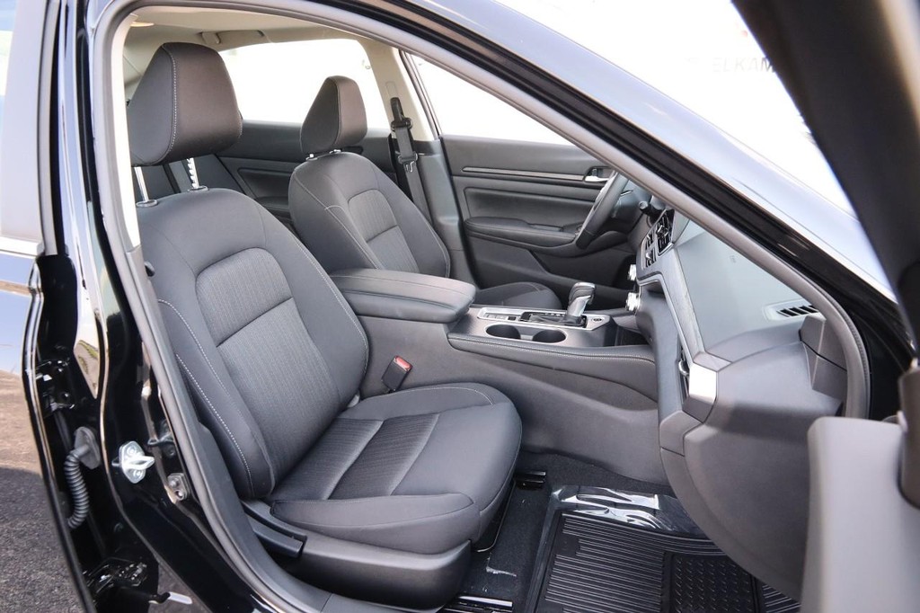 Nissan Altima Vehicle Image 27