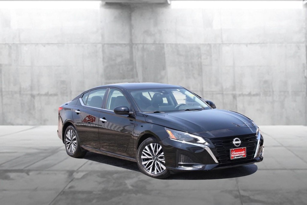 Nissan Altima Vehicle Image 02