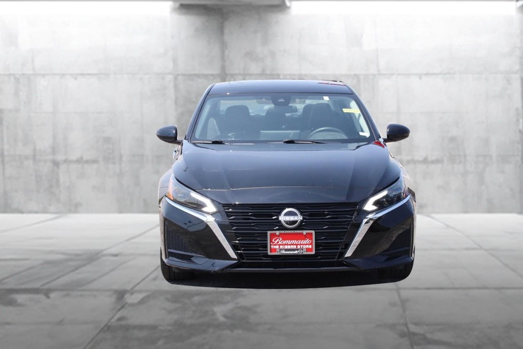 Nissan Altima Vehicle Image 04
