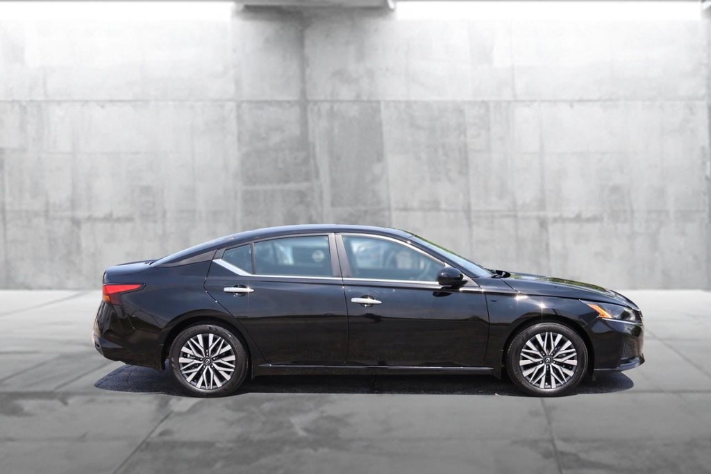 Nissan Altima Vehicle Image 05