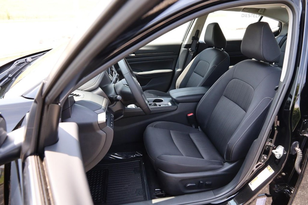 Nissan Altima Vehicle Image 09