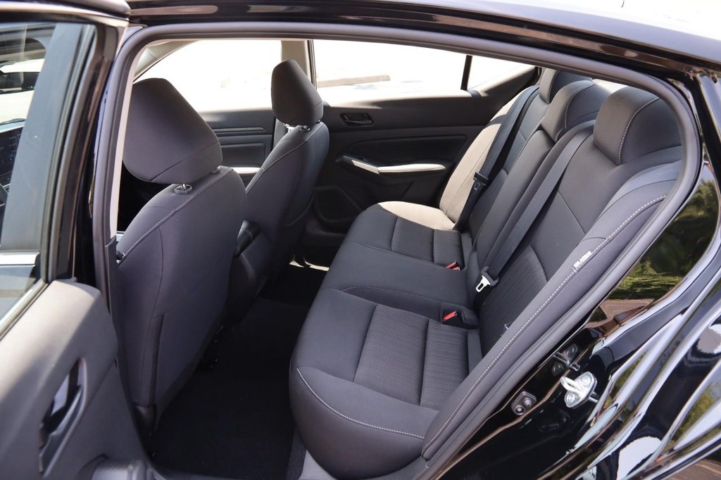 Nissan Altima Vehicle Image 10