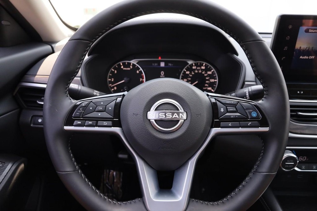 Nissan Altima Vehicle Image 11
