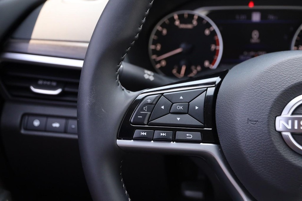 Nissan Altima Vehicle Image 12