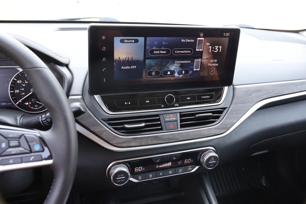 Nissan Altima Vehicle Image 16