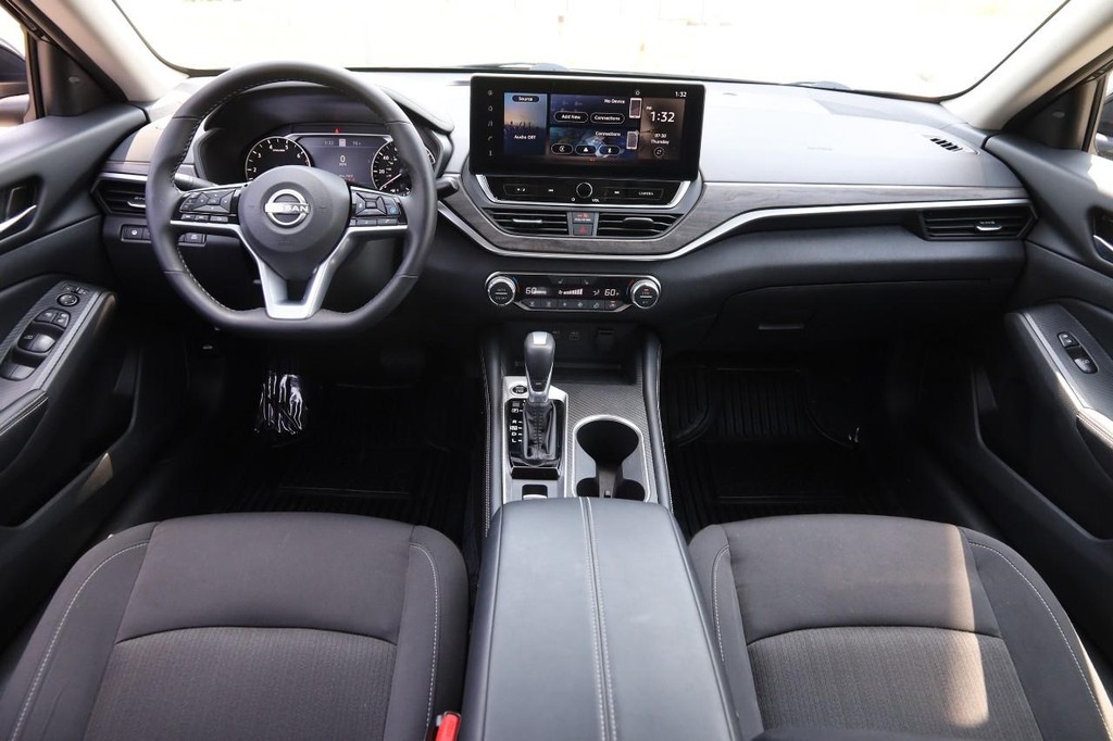 Nissan Altima Vehicle Image 22