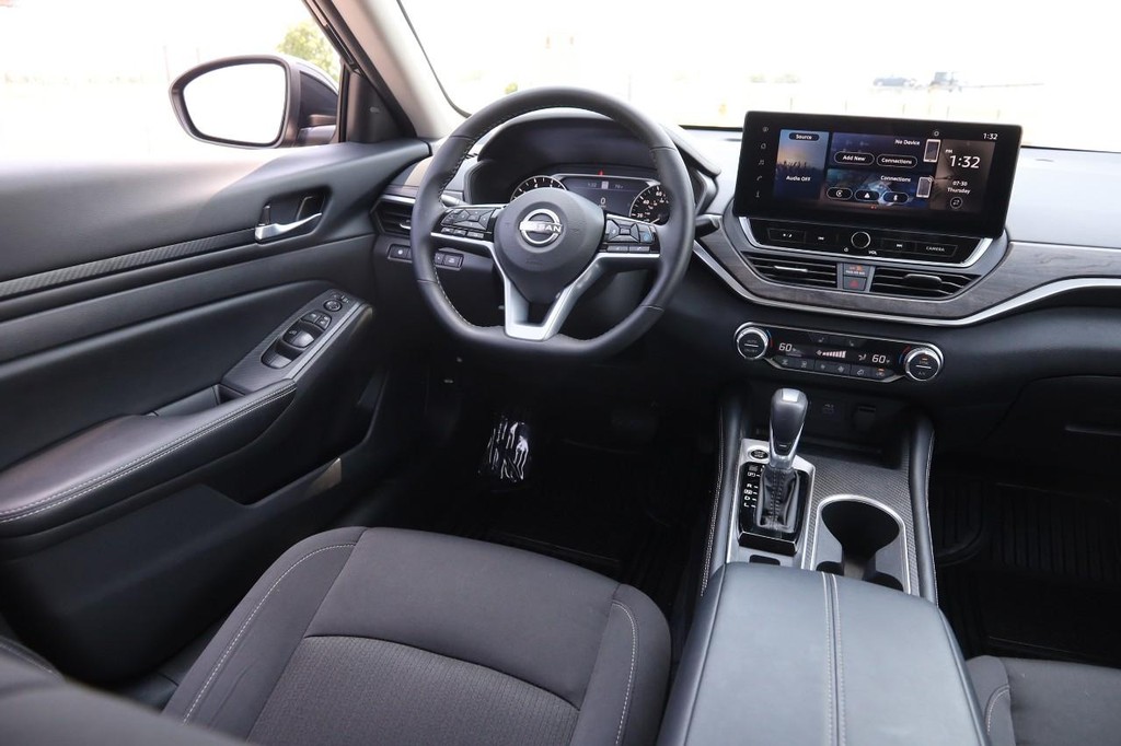 Nissan Altima Vehicle Image 23
