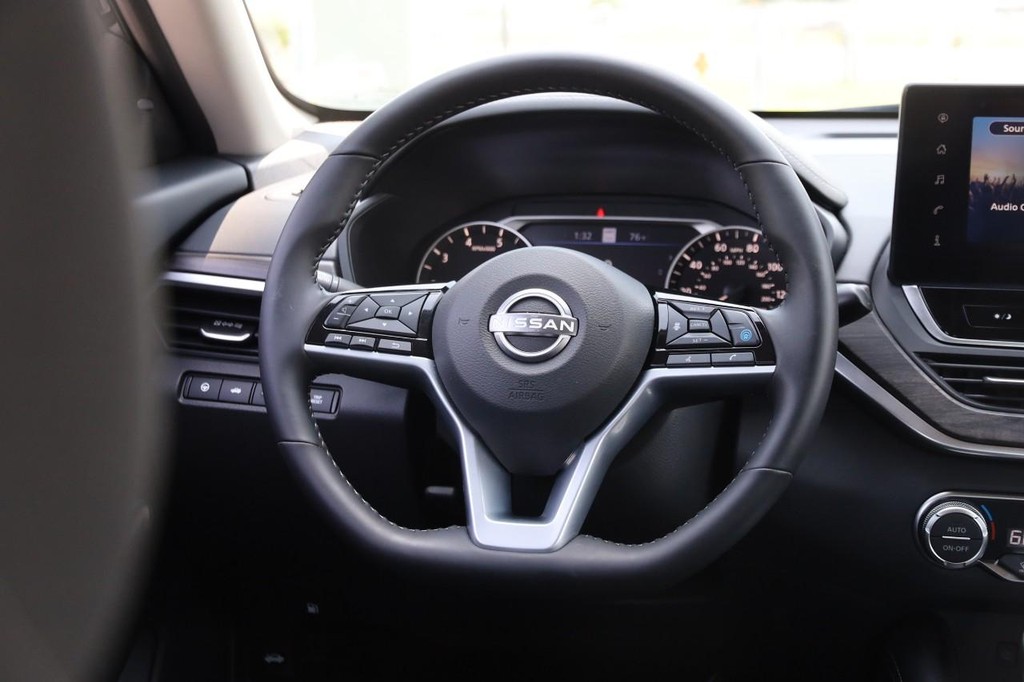 Nissan Altima Vehicle Image 24