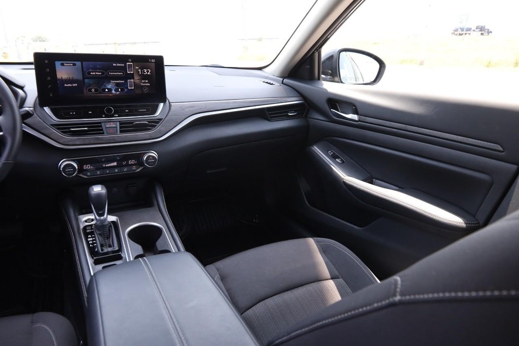 Nissan Altima Vehicle Image 26